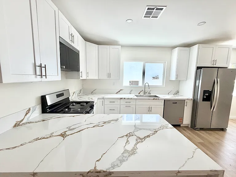 10639 Whitegate Ave — Photo 6