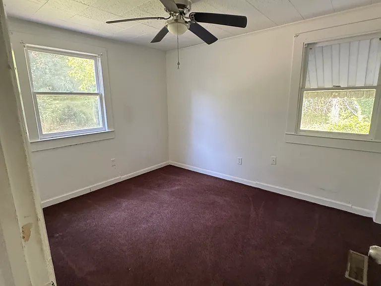 1084 Forbes Ln — Photo 5