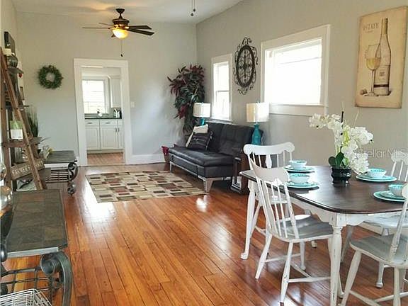 3rd image of 910 Ariana St