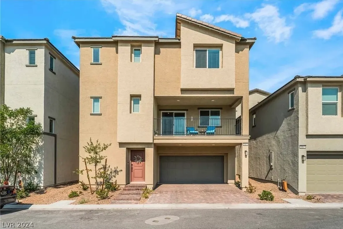 3 bed, 2.5 bath, 1946 sqft, $2,200 — Photo 1
