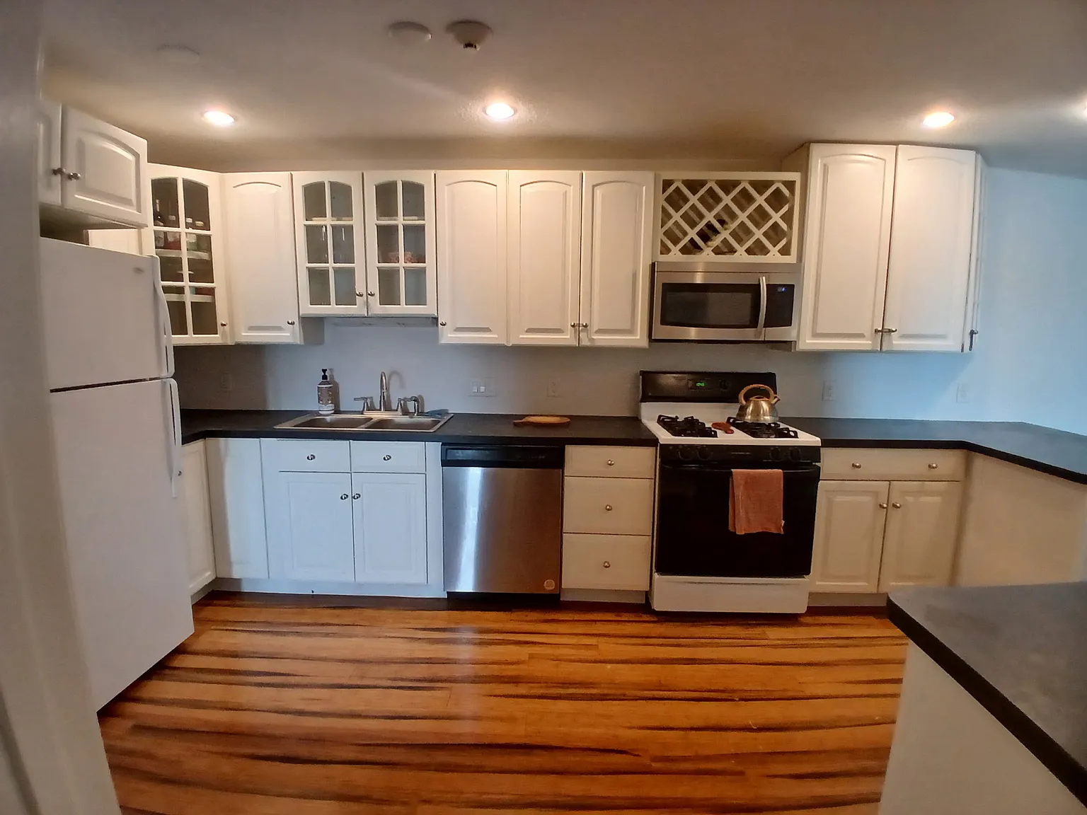 2 bed, 1000 sqft, $2,195 — Photo 4