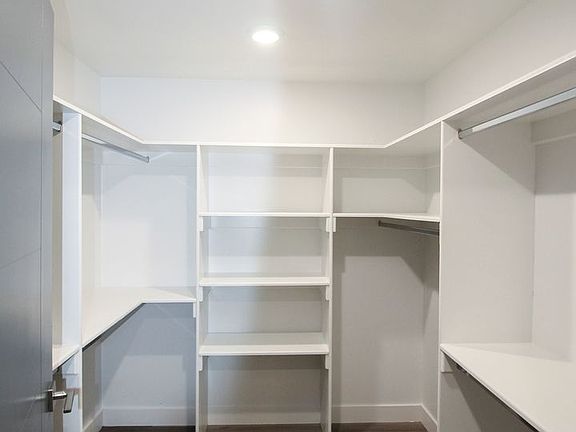 5th image of 13713 Oxnard St #202