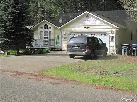 2nd image of 121 SE Shadowood Dr