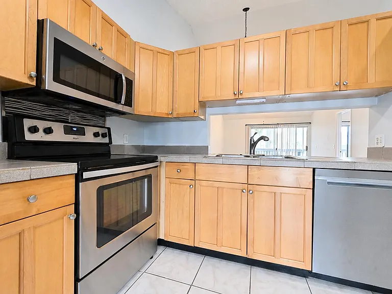 1431 NE 14th Ct — Photo 5