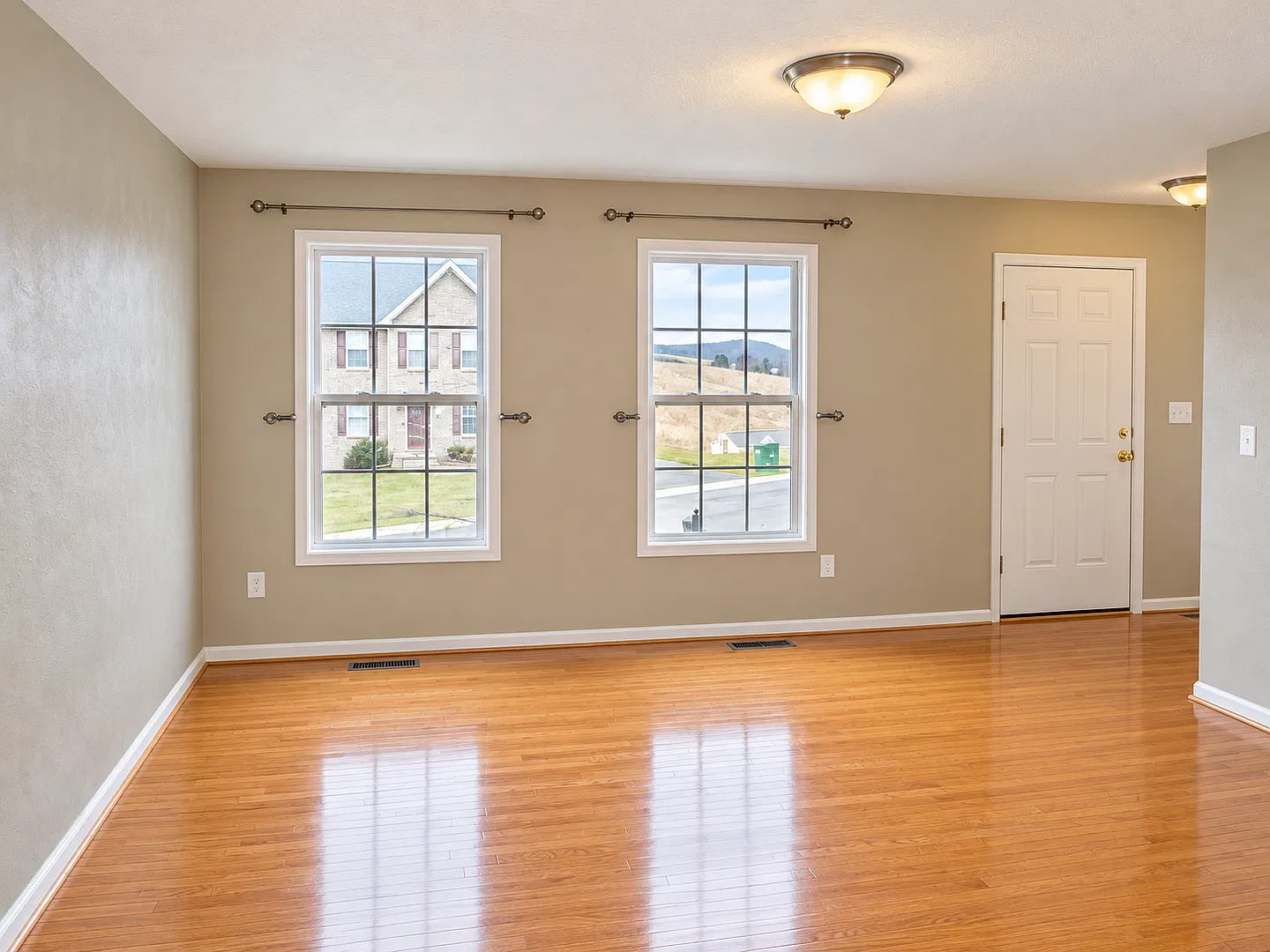 Spacious 4-Bedroom Home with 2-Car Garage, Fenced Backyard & Full Basement in Christiansburg! — Photo 3