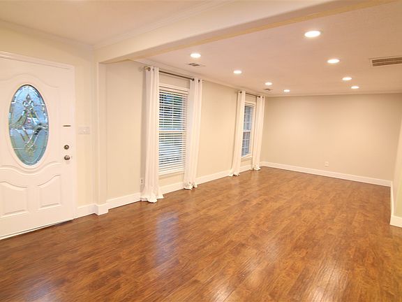 5th image of 203 Seven Oaks Ln