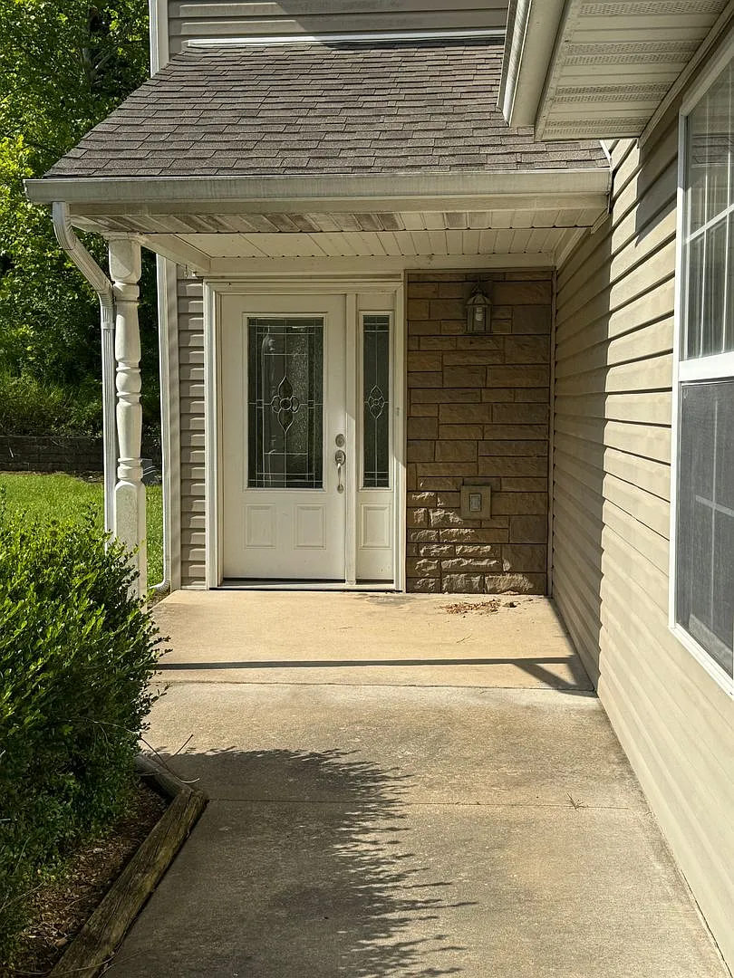 Building Photo - 708 Hillside Dr