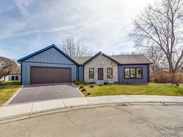 19 Marina Dr, Des Plaines, IL 60016