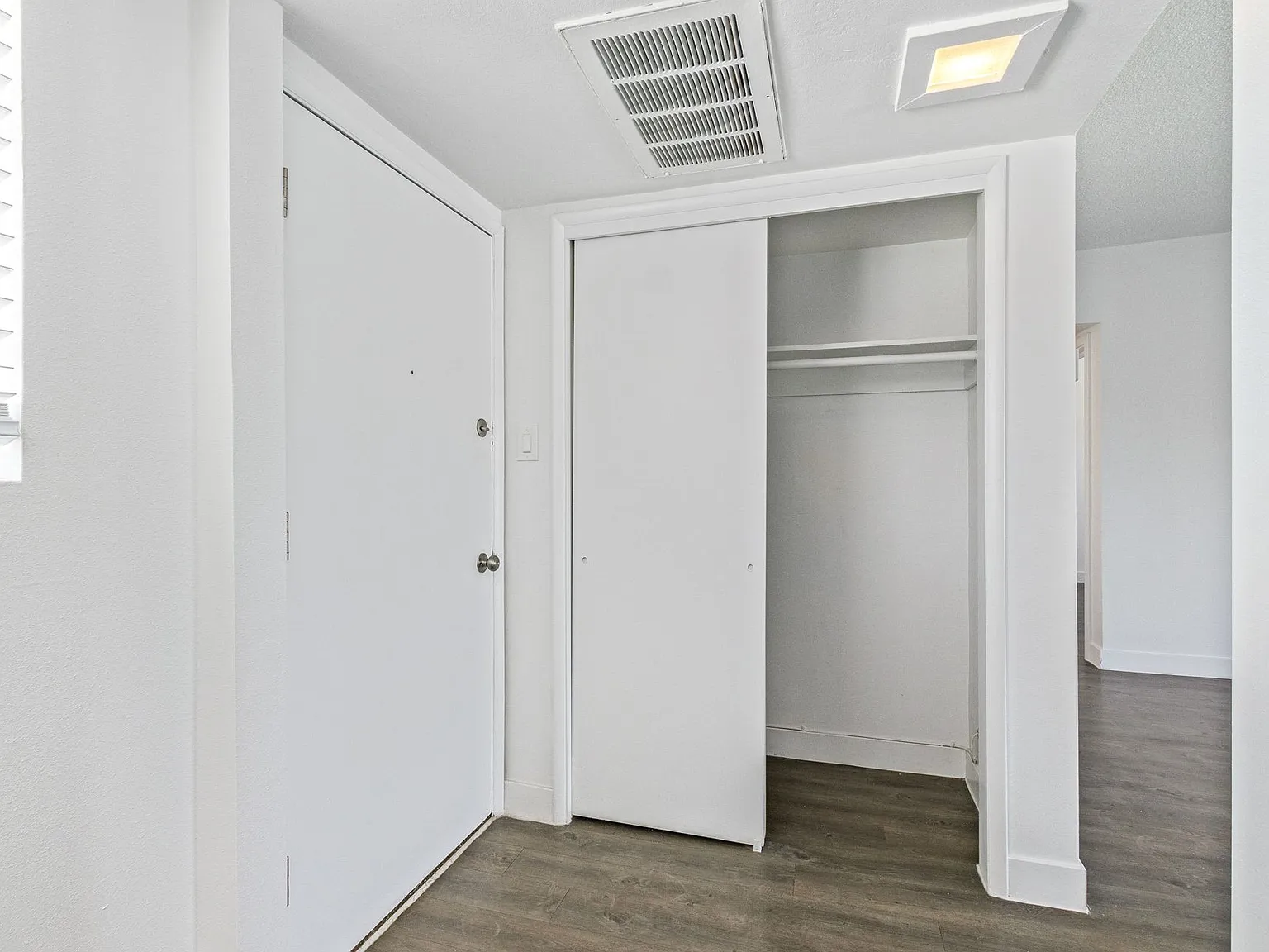 The Shorewood Apartments — Photo 4