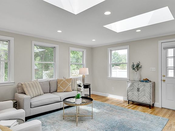 4th image of 7 Oakridge Ave