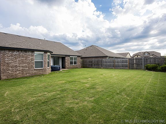 4th image of 14605 E 111th Ct N