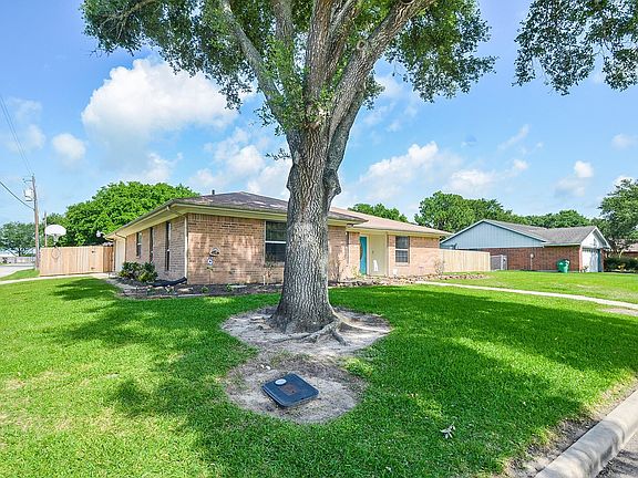 4th image of 2701 Brook Bend Ln