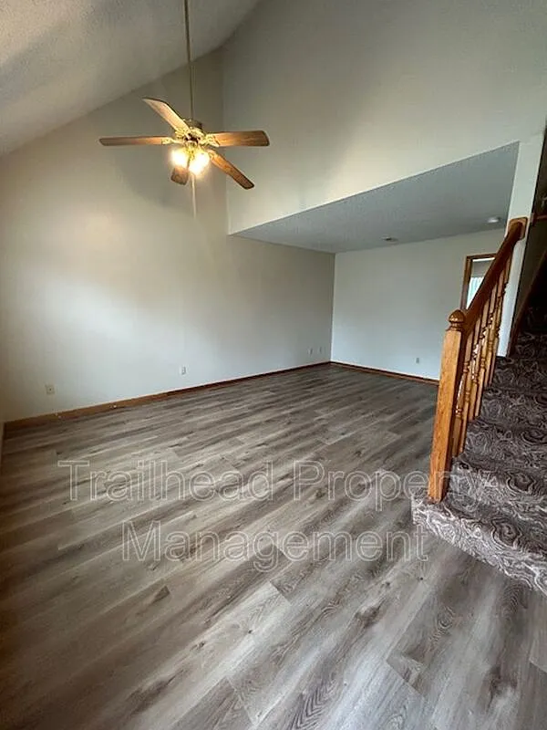 3 bed, 1.5 bath, 1306 sqft, $1,549 — Photo 2