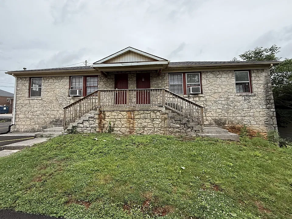 1327 College St #15