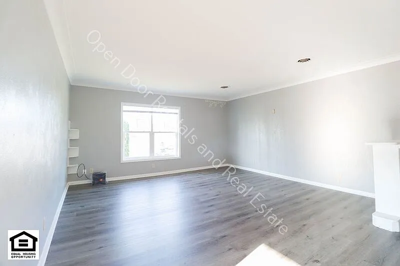 2 bed, 1.0 bath, $900 — Photo 3