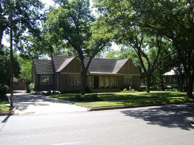 1st image of 915 W San Antonio St
