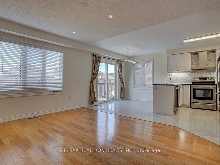 21 Shapland Cres — Photo 5