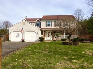 19 Lincolnshire Dr, Manalapan, NJ