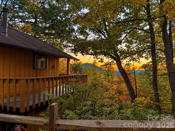 224 Viking Trl, Hendersonville, NC 28739