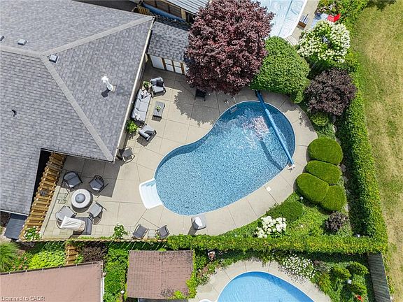 4th image of 107 Laurentian Dr