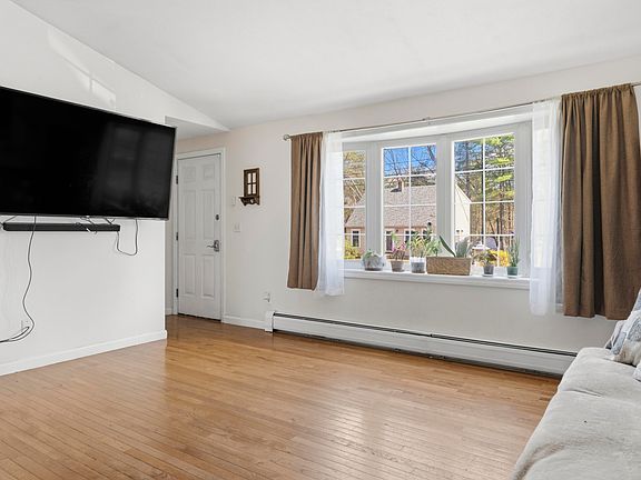 3rd image of 42 Kent Street