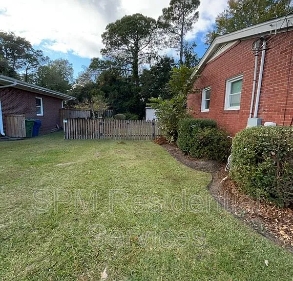 213 Huntington Rd — Photo 7