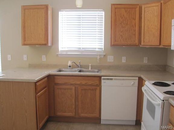 3rd image of 291 Glen Forest Dr
