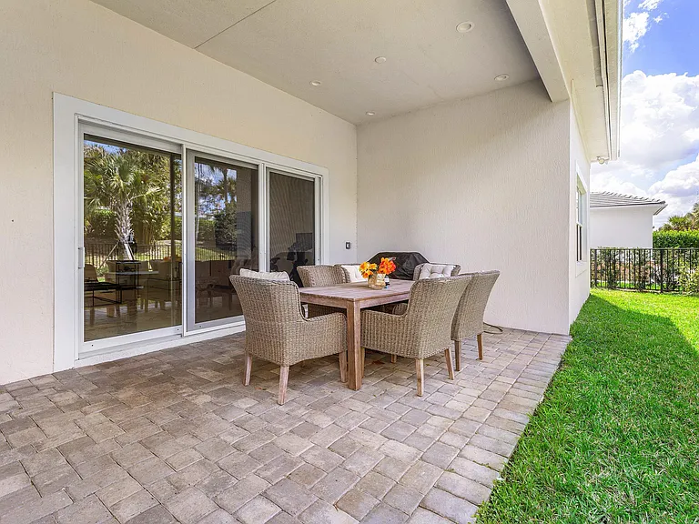 9256 Crestview Circle Palm — Photo 27