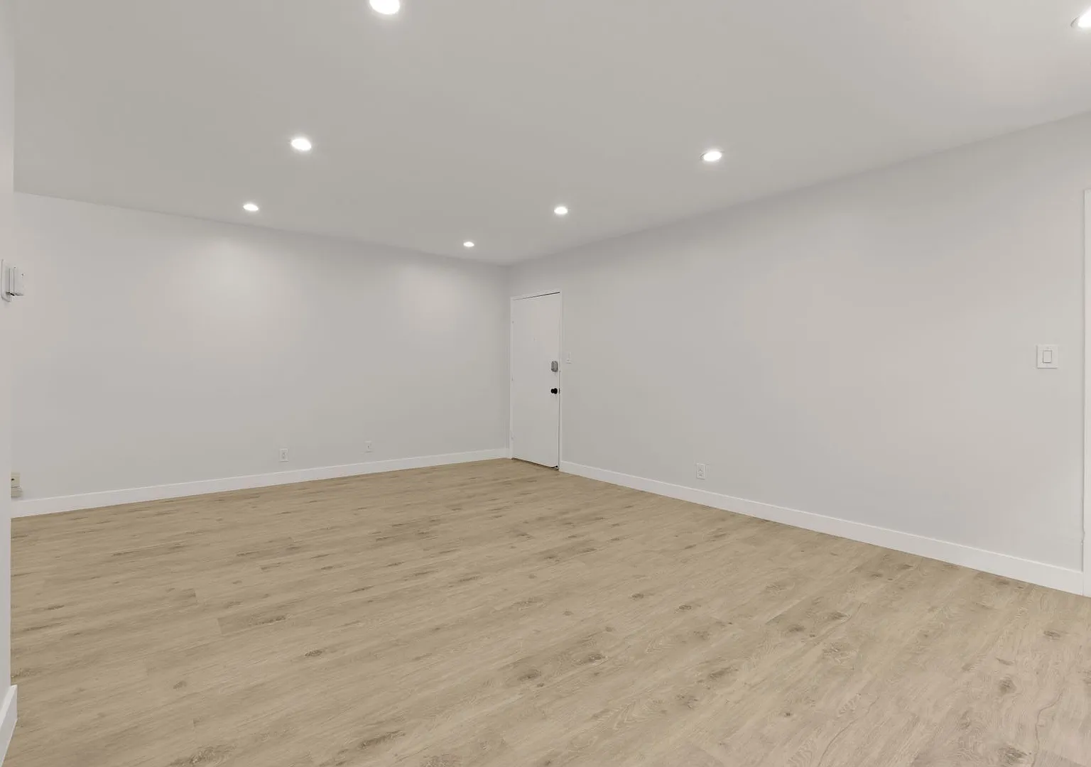 (El/Eu/Yo:B) 325 S. Rexford Drive — Photo 2