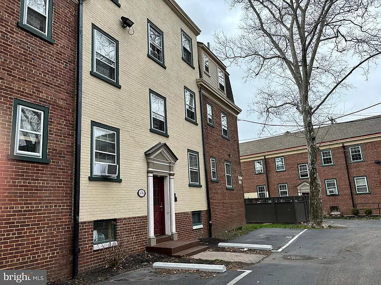 676 Perth Pl #B — Photo 19
