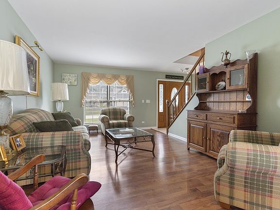 3rd image of 672 White Oak Ln