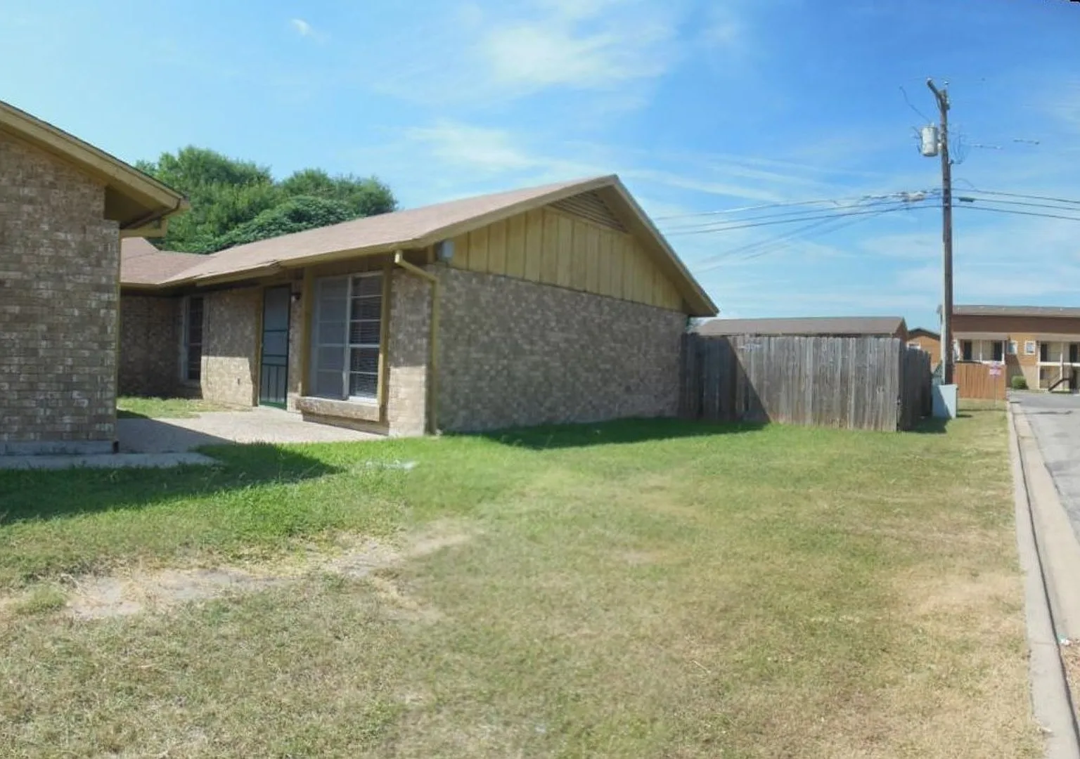 504 Skyline Ave — Photo 2