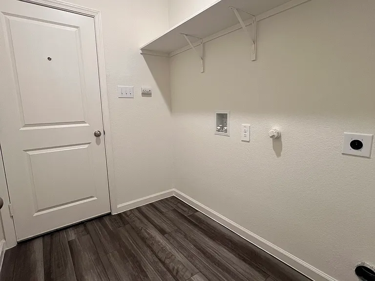 711 Camden Dr — Photo 15