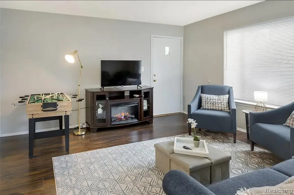 2 bed, 1.0 bath, 852 sqft, $1,600 — Photo 3