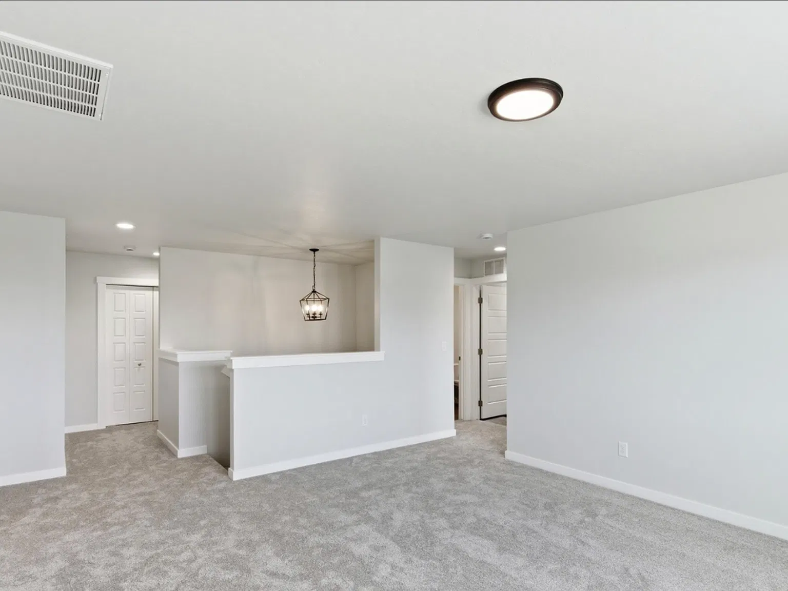5 bed, 2636 sqft, $3,199 — Photo 4