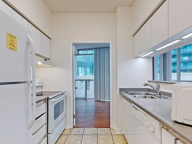 24 Wellesley St W #304 — Photo 3