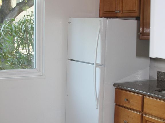 4th image of 995 Helen Ave #2