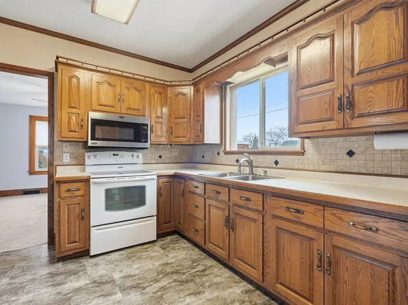 312 N Franklin St, Manchester, IA 52057