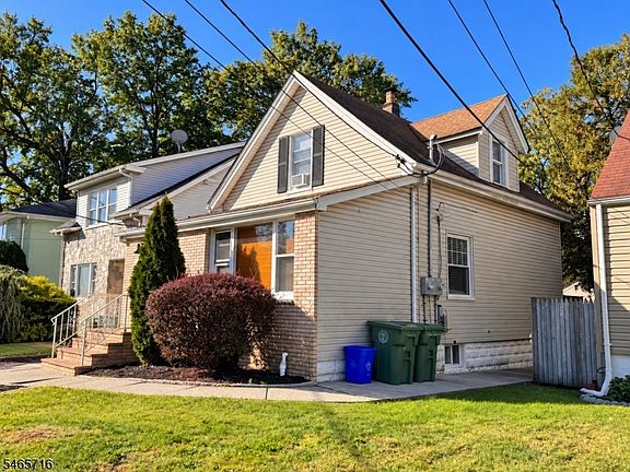 3rd image of 220 Gordon St