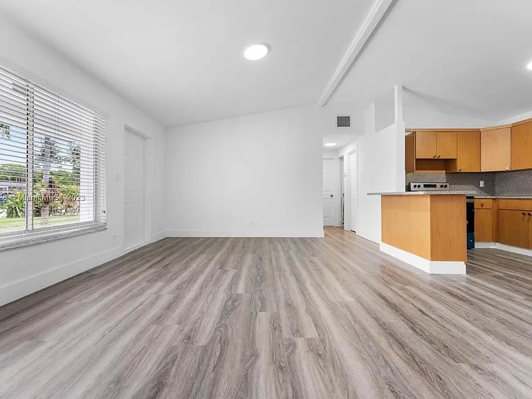 1009 SW 22nd Ter — Photo 3