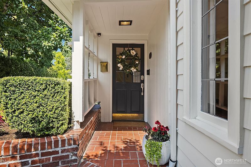 3rd image of 1502 39th Avenue E