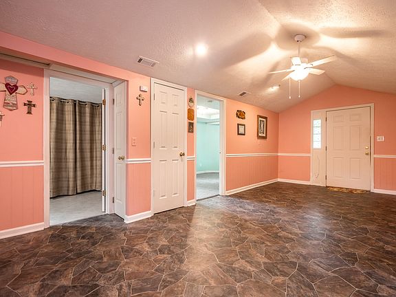 5th image of 10405 Fox Ave