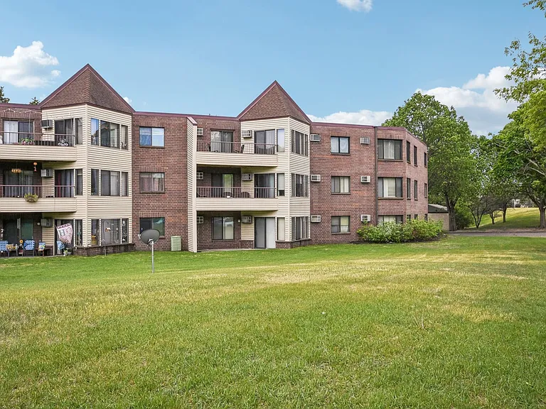 Cloverleaf Park Apartments — Photo 10