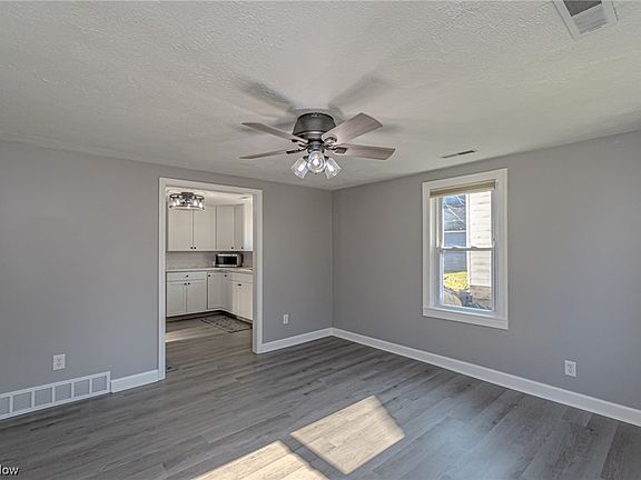 4th image of 1031 Davey Ave