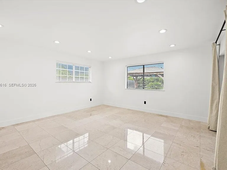 2400 NE 195th St — Photo 14