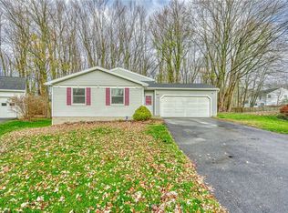 15 Brandywine Cir, Penfield, NY 14526