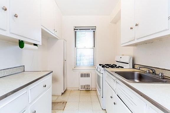 3rd image of 3850 Hudson Manor Ter APT 1GE