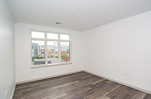 3rd image of 180 Telford St #180