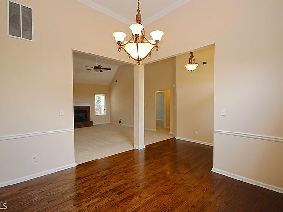 5th image of 290 Sunderland Cir