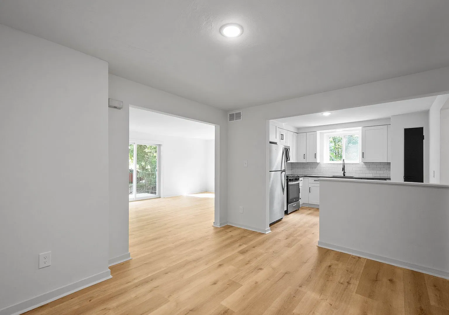 First Month Free Rent Special! Check Out This Renovated 2-Bedroom In Crafton! — Photo 4